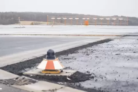 Am Ende der Landebahn in Ensheim kann es schon mal eng werden. Deshalb lässt der Flughafen nun ab Montag für 4,3 Millionen Euro 