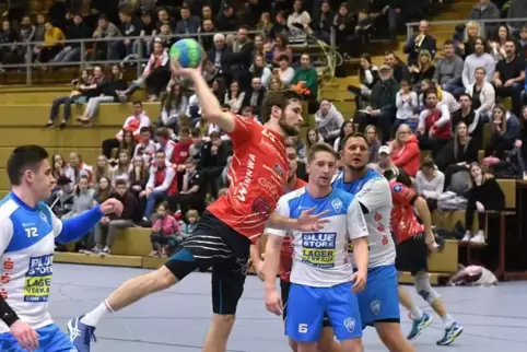 Wurfgewaltig: Moritz Baumgart (in Rot-Schwarz), hier beim Pfalzliga-Derby gegen den TV Dahn. Foto: Buchholz