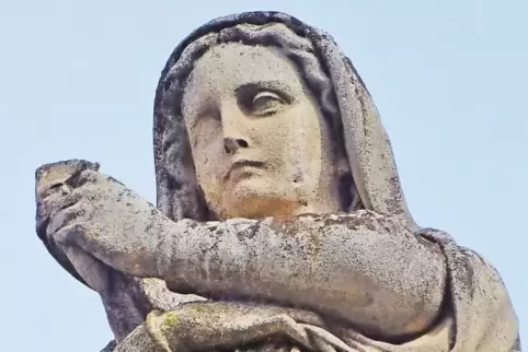 Ernst im Ausdruck: Die Figur wirkt in sich gekehrt.