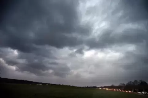 Der frische Wind bringt auch in den nächsten Tagen wieder Sturmböen mit sich. Symbolfoto: dpa