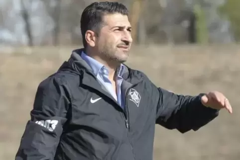 Froh über die drei Punkte: Arminia-Trainer Hakan Atik. Foto: Kunz