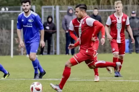 Mohamed Morabet verwandelt diesen Elfmeter zum 1:0 für den 1. FC Kaiserslautern II. Foto: View