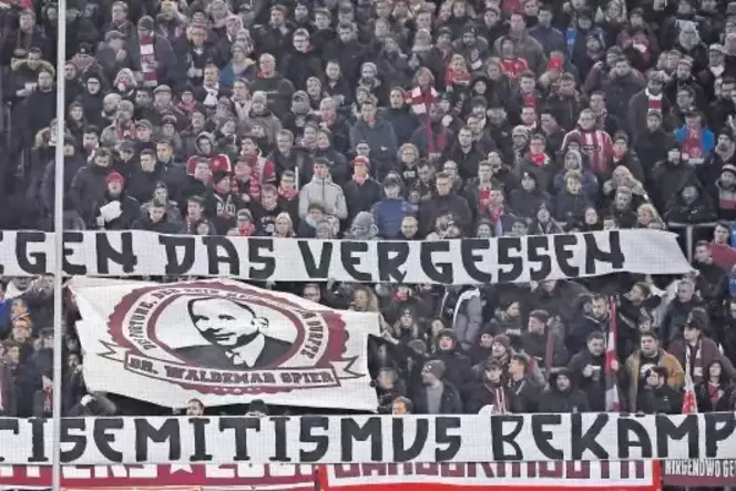 Fans sagen beim Spiel Fortuna Düsseldorf gegen RB Leipzig klar, was sie von Hass gegen Juden halten.