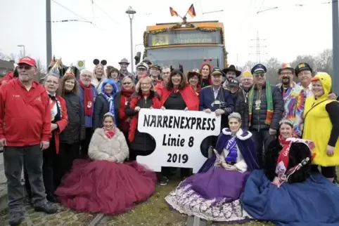 Narrenexpress mit der teuflischen OB Jutta Steinruck (Mitte) und Dezernentin Beate Steeg (links daneben). Archivfoto: KUNZ 