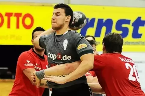 SV 64-Rückraumspieler Christopher Huber (hier beim Wurf im Spiel gegen Völklingen) traf in Budenheim achtmal ins Netz. Foto: MOS