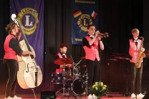 Die Jazz-Combo Fat Duck überzeugte bei ihrem Auftritt in der Aula des Alfred-Grosser-Schulzentrums. Die Jungs sind ehemalige Sch