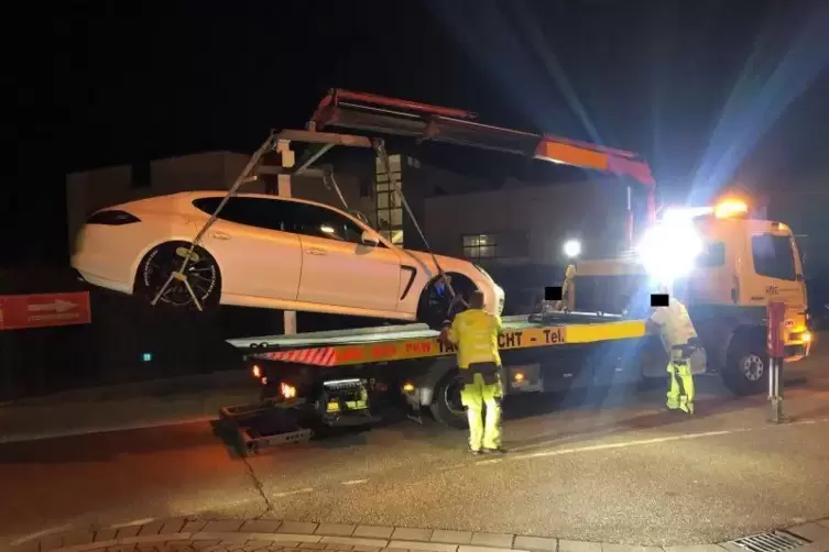 Der Porsche Panamera wurde abgeschleppt. Foto: Polizei 