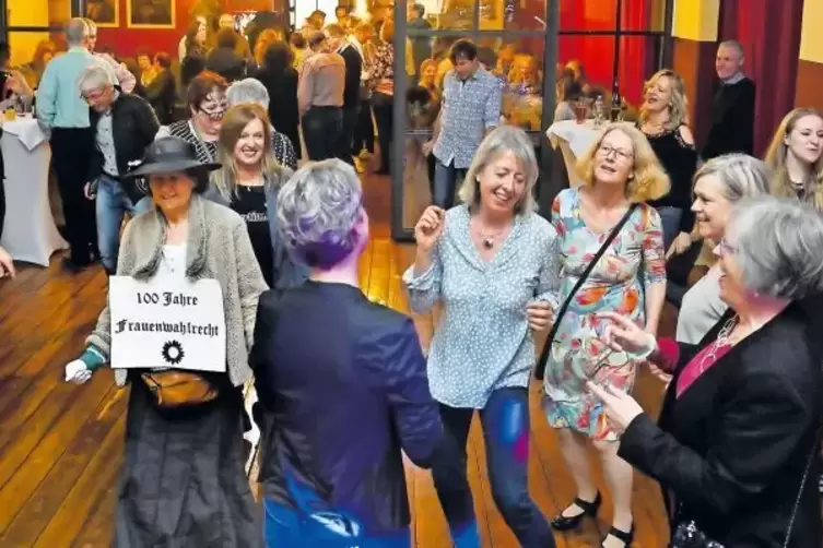 Stimmung gut : Soroptimisten Speyer bei der Afterwork-Party am Internationalen Frauentag. Im historischen Kostüm dabei: Irmgard 