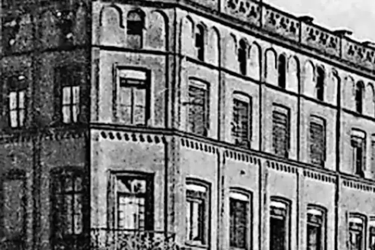 Im &bdquo;Schmidtschen Kunstinstitut&ldquo; ehemals Ecke Schillerplatz/Fruchthallstra&szlig;e konnte man 1895 &bdquo;Panoramas&ldquo; mit Vergr&ouml;&szlig;erungsgl&auml;sern