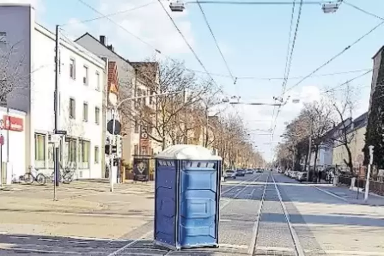 Skurril: Mobiles Toilettenh&auml;uschen mitten auf den Stra&szlig;enbahnschienen in Friesenheim, am Sonntag um 15.15 Uhr.