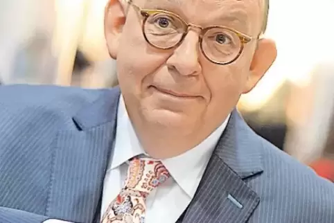 Ab in die Tonne? Der Kritiker Denis Scheck beim Sortieren „in den heiligen Hallen“ von KNV.