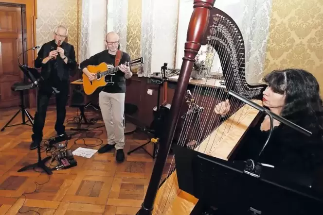 Machen Musik auf Flöten und Saiteninstrumenten: Rüdiger Böhm aus Landau sowie Marcus und Corinna Schneider aus Speyer (von links