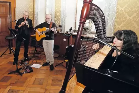 Machen Musik auf Flöten und Saiteninstrumenten: Rüdiger Böhm aus Landau sowie Marcus und Corinna Schneider aus Speyer (von links