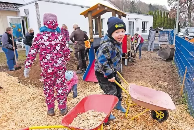 Fleißige kleine Helfer: In Würzweiler haben Klein und Groß bei der Neugestaltung des Außengeländes der Kindertagesstätte mit ang