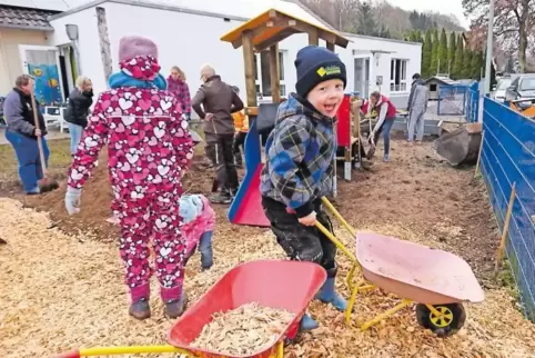 Fleißige kleine Helfer: In Würzweiler haben Klein und Groß bei der Neugestaltung des Außengeländes der Kindertagesstätte mit ang