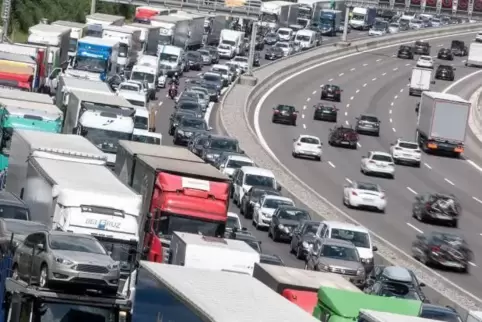 2030 sei im Straßengüterverkehr mit einem Zuwachs der Transportleistung um 81 Prozent zu rechnen.  Foto: dpa