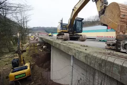 Zunächst muss die alte Brücke über die Bahngleise abgerissen werden, dann kann das neue Bauwerk errichtet werden. Foto: Seebald