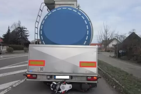 Nur leicht verletzt wurde der jugendliche Mopedfahrer. Der Lkw hat das Kleinkraftrad samt Fahrer mehrere Meter mitgeschleift.  F