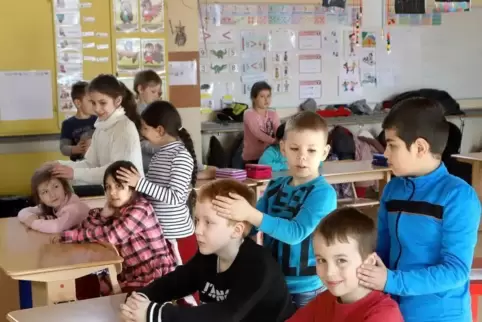 Die Zweitklässler der Böhämmer-Grundschule in Bad Bergzabern mehr als 15 verschiedene Massagetechniken. Foto: Iversen