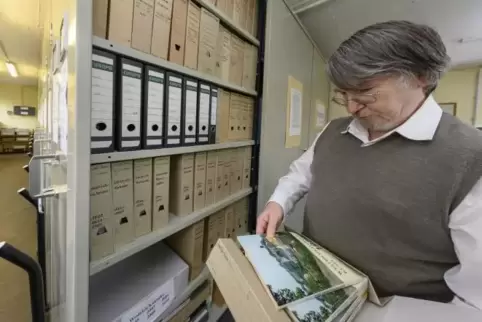 Kreisheimatpfleger Dieter Zenglein verwhrt auch die Heimatblätter im Kreisarchiv. Foto: m. hoffmann