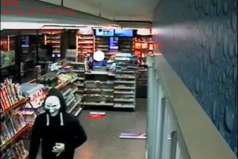 Dieses Fahndungsfoto hatte die Polizei nach dem „Jigsaw“-Maskenüberfall vom 25. September in der Homburger Esso-Tankstelle veröf