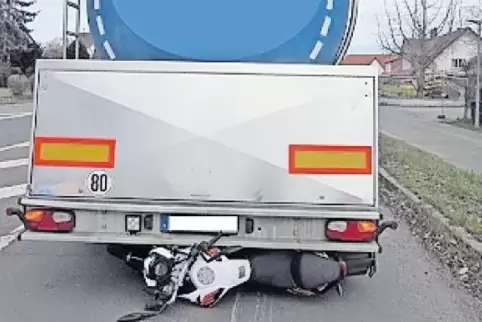 Das Moped wurde unter dem LKW eingeklemmt.