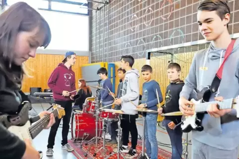 In den Workshops lernen Schüler verschiedene Instrumente kennen – und manchmal auch lieben.