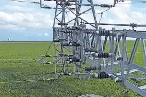 Der Wind hat den angesägten Masten umgeweht und für Stromausfälle gesorgt.