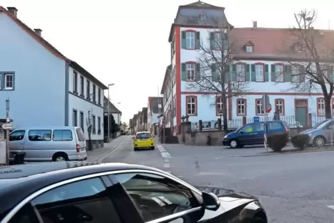 An dieser Stelle vor dem Schloss zeigt sich ein großes Problem im Dorf: Hier treffen die Verkehrsströme aus Bobenheim-Roxheim, G