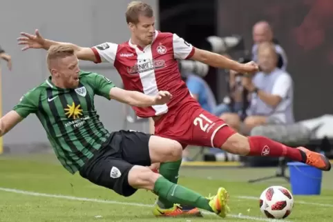 Soll Betrieb über die Außenbahn machen: FCK-Offensivmann Hendrick Zuck (rechts). Foto: Kunz