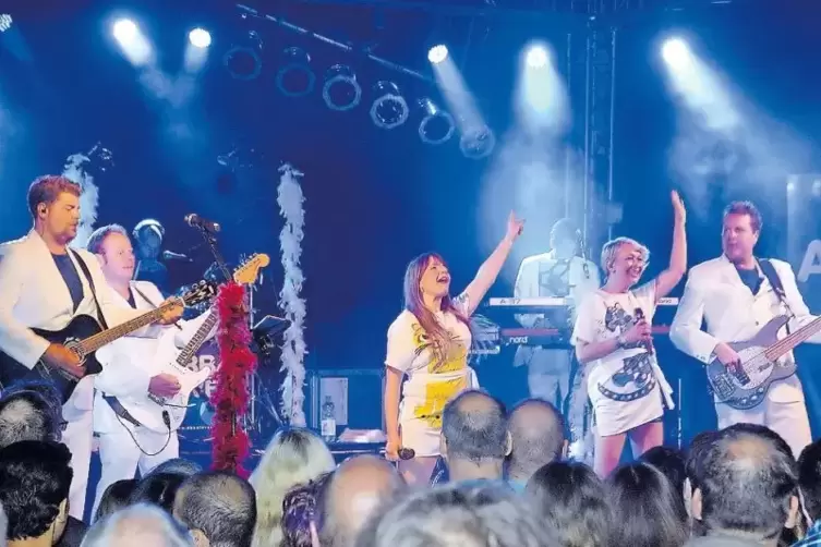 Die „Abba Fever Tribute Show“, hier bei ihrem Auftritt beim Göllheimer Torbogenfest 2016.