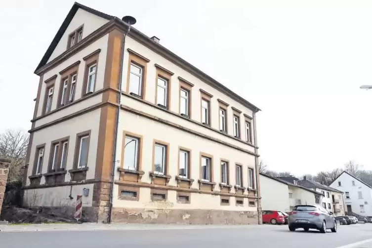 Früher war das 1860 erbaute Haus die Althornbacher Dorfschule, bis 2015 diente es als Dorfgemeinschaftshaus. 2017 hat der Gemein