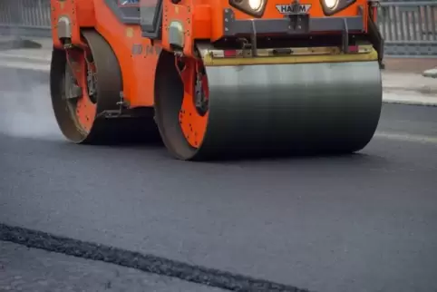 Bisher werden Bürger in den Kommunen an den Kosten für den Straßenausbau beteiligt. Die SPD will, dass das System bleibt.  Foto:
