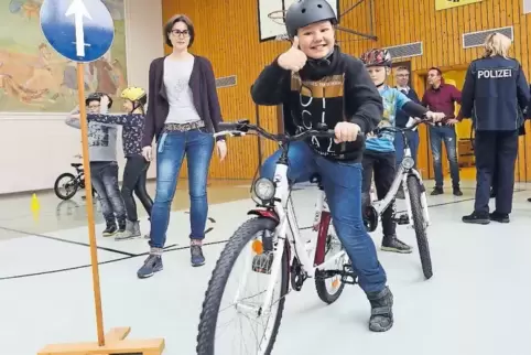 In der Husterhöh-Grundschule freut sich Raffael Deringer über die vom ADAC gespendeten Fahrräder.