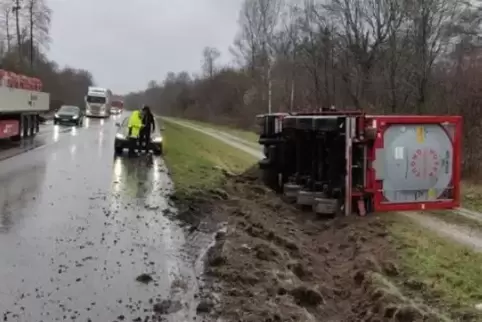 Der 40-Tonner auf der Bienwald-B9 wird am Donnerstagabend geborgen. Dafür wird die Strecke voll gesperrt.  Foto: Polizei