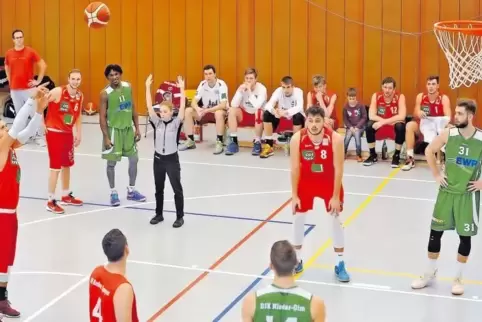 Sebastian Fischer versenkt diesen Freiwurf – gereicht hat es gegen die DJK Niederolm für die Dürkheimer Basketballer trotzdem ni