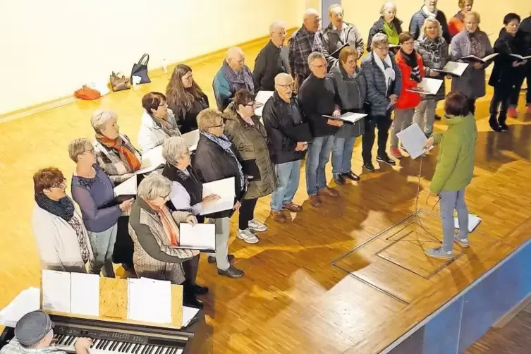 Der Sängerbund Frohsinn probt für das Frühjahrskonzert in der Hettenleidelheimer Gemeindefesthalle.