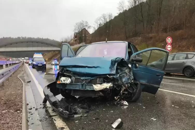 Vier Verletzte hat ein schwerer Unfall auf der B10 bei Hinterweidenthal gefordert.  Foto: Polizei/frei 