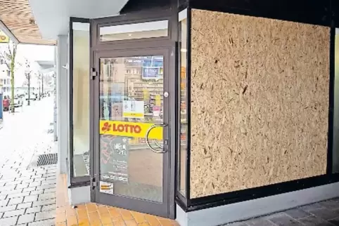 Holz statt Glas: das kaputte Schaufenster des Kiosks in der Kaiserslauterer Innenstadt.