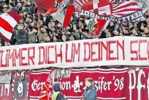 Nacheinander wurden diese drei Transparente auf der Westtribüne des Fritz-Walter-Stadions ausgerollt.