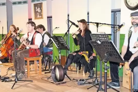 Die Band „Ceili“ mit (von links) Leonie Schalk, Katja Lojer, Steffen Korf, Klaus Stocker, Cornelia Lojer, Björn Stando und Katha