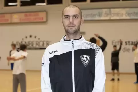 Bis Saisonende trainiert er die A-Jugend und zusammen mit Sebastian Wächter die zweite Mannschaft des TuS: Ivan Vukas. Foto: Vie