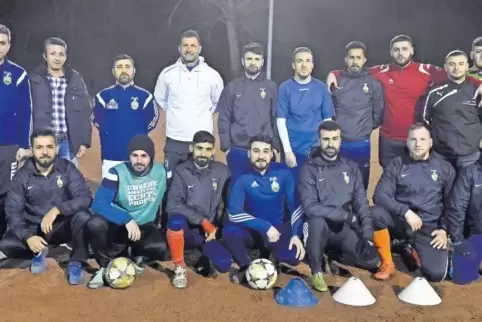 KSV Amed Ludwigshafen (hintere Reihe, von links): Mehmet Öztürk, Müslüm Özüak, Abdullah Öksüz, Remzi Balik, Müstafa Öksüz, Ali S