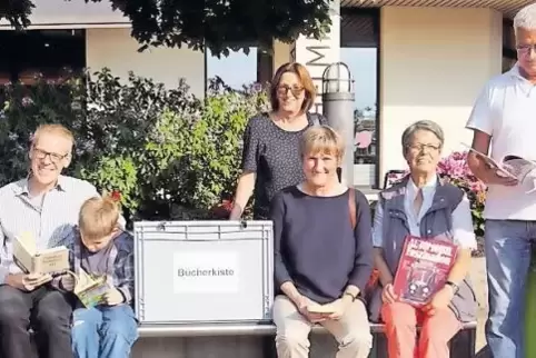 Die Bücherbox am Burgunder Platz in Limburgerhof lädt zum Schmökern in der Sonne ein.