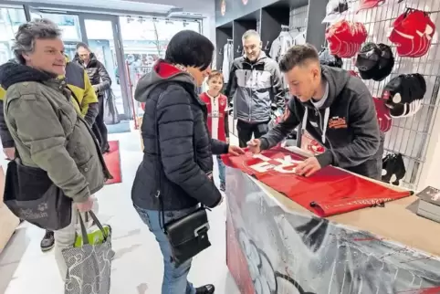 Hat im neuen FCK-Fanshop gestern fleißig Autogramme geschrieben: der verletzte Stürmer Christian Kühlwetter.