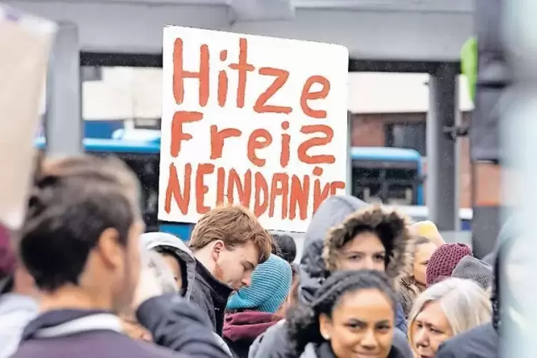 Mit humorvollen Transparenten bezogen die Sch&uuml;ler und Studenten &ndash; es waren haupts&auml;chlich junge Menschen unterwegs &ndash; Position.