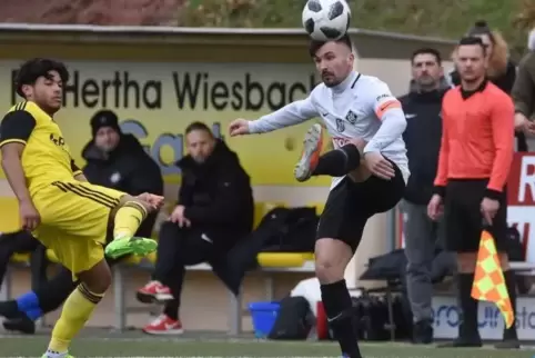 Arminia-Kapitän Nico Pantano (rechts) gegen Wiesbachs Djibril Diallo (in Gelb).  Foto: Hamm