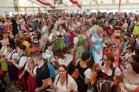 In Stimmung: Das Brezelfest-Lied kann künftig die Besucher im Festzelt erfreuen. Archivfoto: Lenz