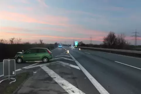 Das Auto prallte zurück und blieb an der Parkplatzeinfahrt liegen.  Foto: Polizei 