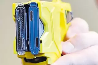 Polizisten werden für den Umgang mit den Elektrodistanzwaffen eigens geschult.
